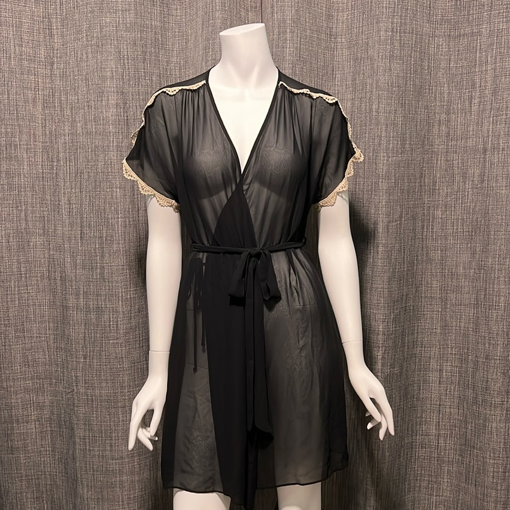 NWOT Gillian & O’Malley Lightweight Semi Sheer Lace Trummed Robe Black S